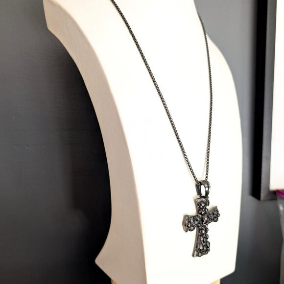 Black metal cross with skulls necklace - Picture 2 of 11